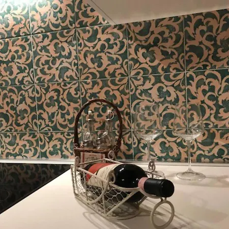 Charming In With Included Parking Apartment *